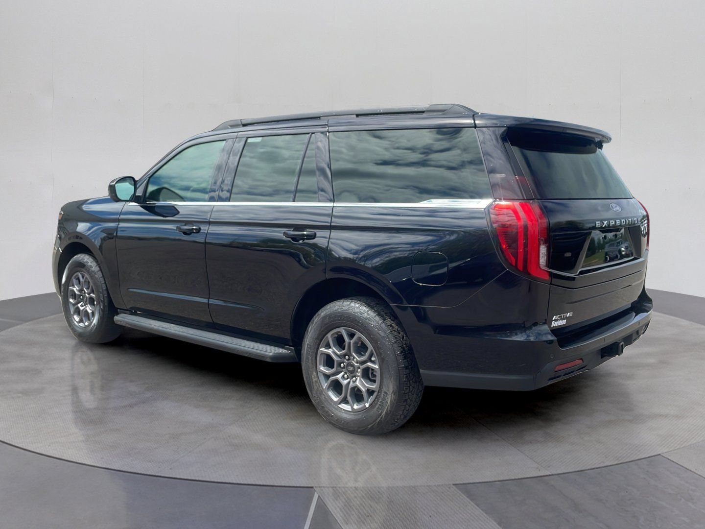Certified 2025 Ford Expedition Active AWD/4WD image 3