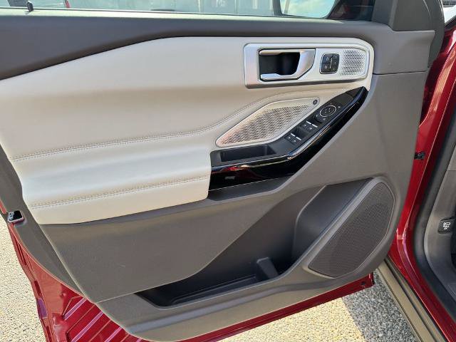 Certified 2023 Ford Explorer Platinum w/ Technology Package AWD/4WD image 13