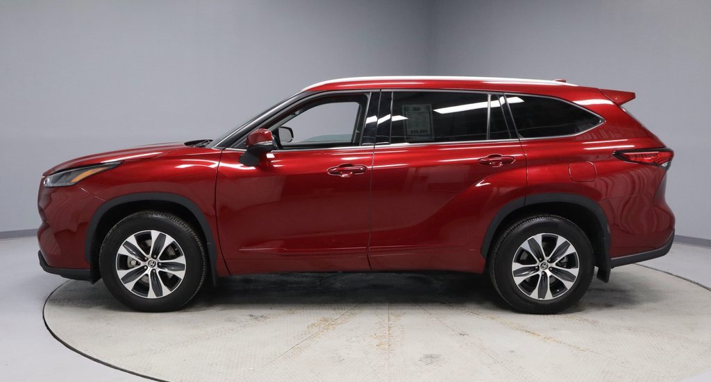 Used 2022 Toyota Highlander XLE image 2
