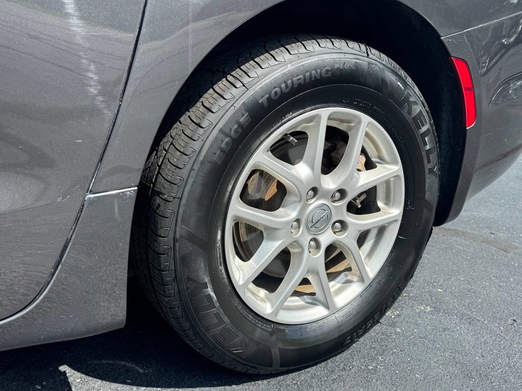 Used 2023 Chrysler Pacifica Touring-L FWD image 31