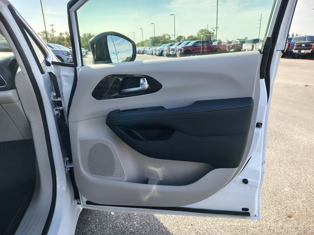 Used 2024 Chrysler Pacifica Limited AWD/4WD image 13