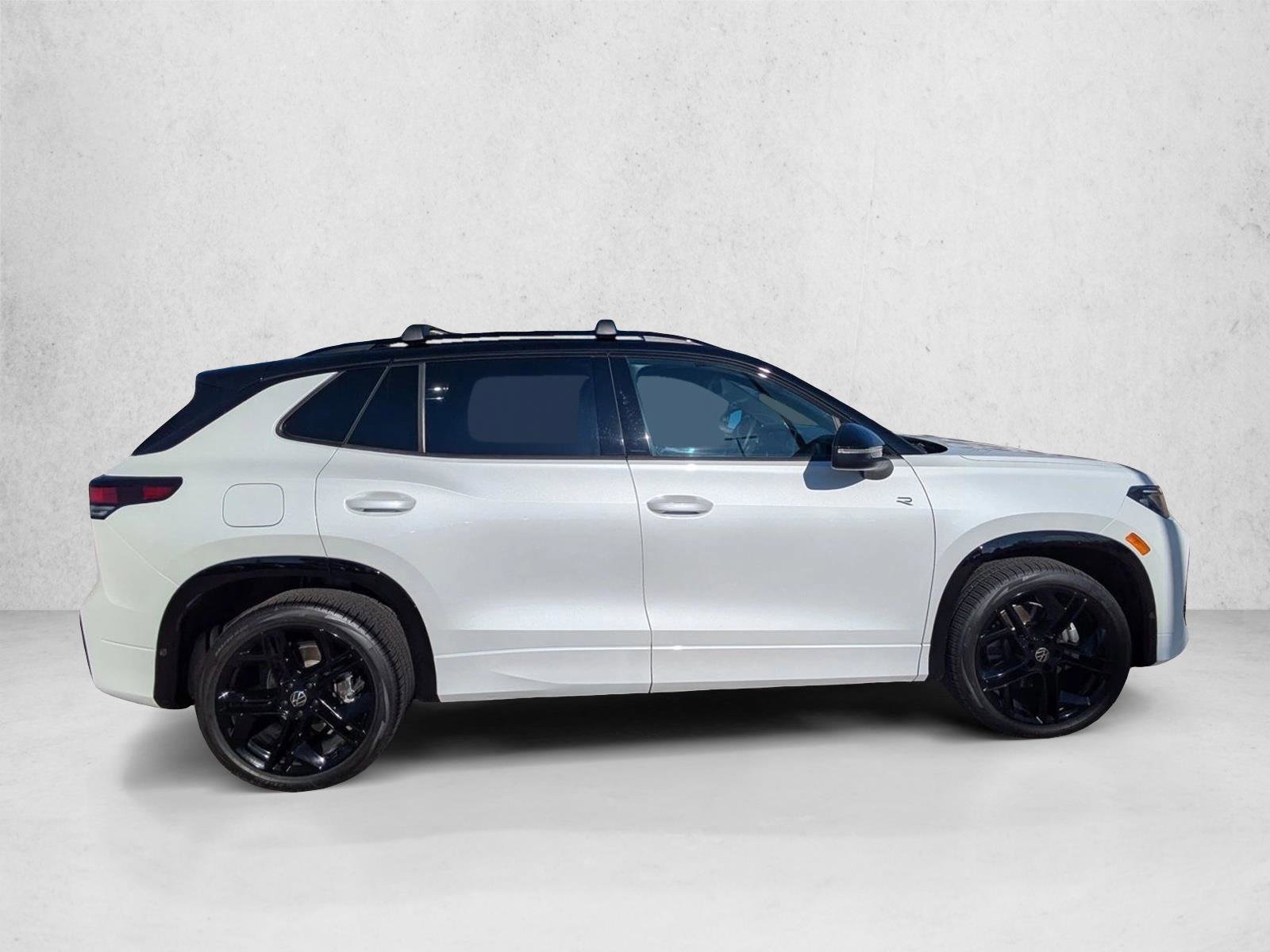 Used 2025 Volkswagen Tiguan SE R-Line AWD/4WD image 4