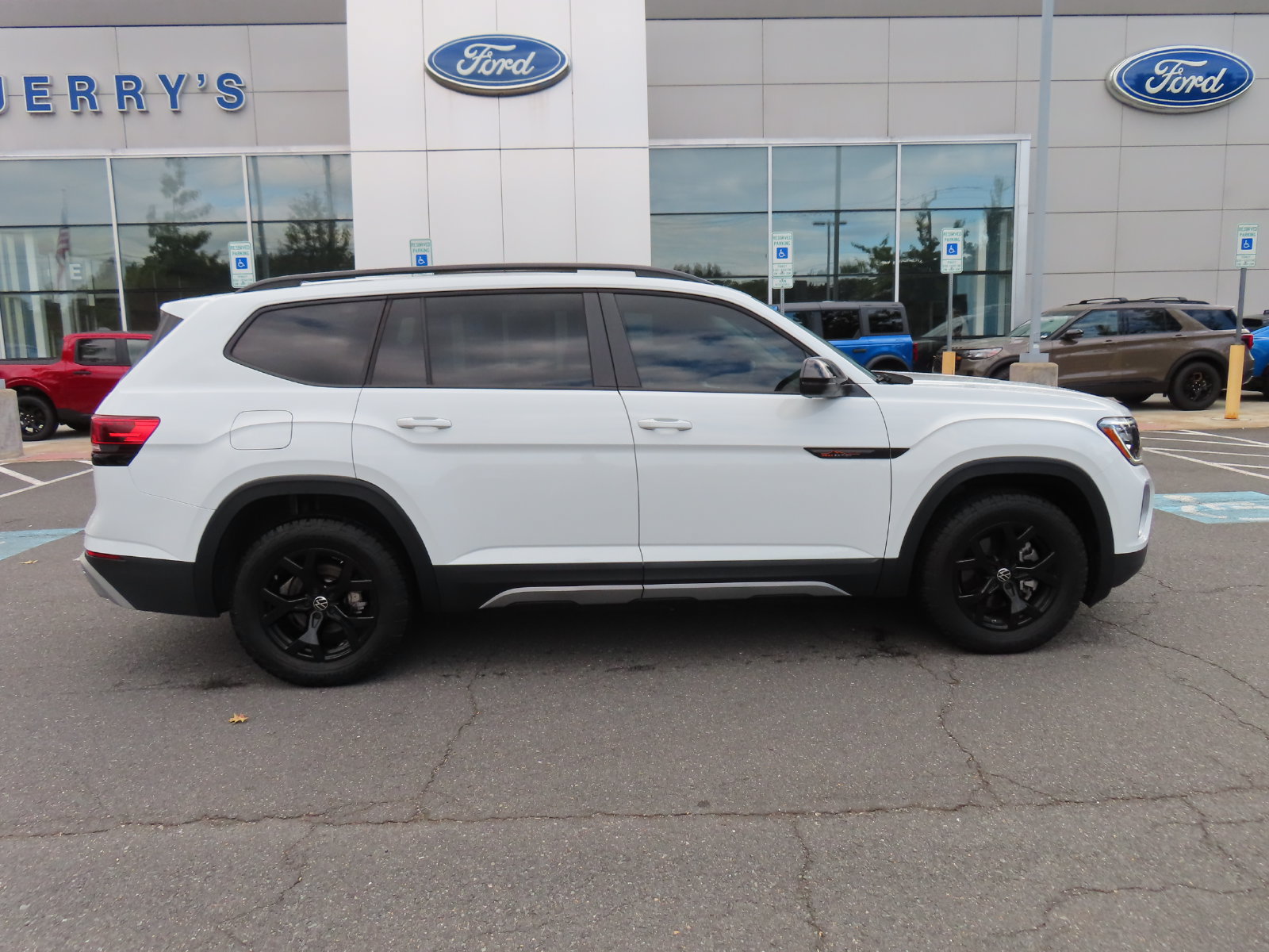 Used 2025 Volkswagen Atlas Peak Edition SE AWD/4WD image 4