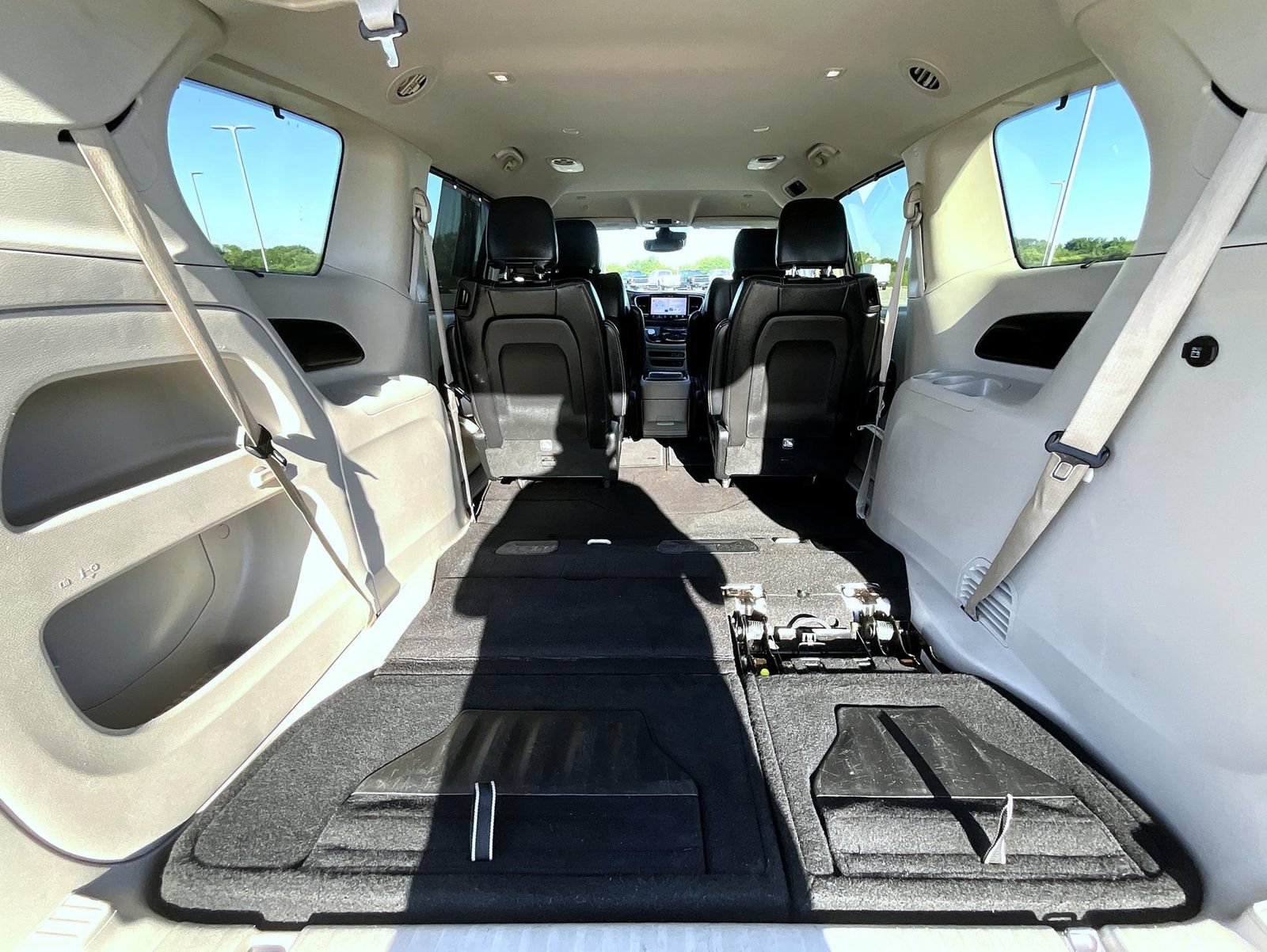 Used 2022 Chrysler Pacifica Touring-L FWD image 24