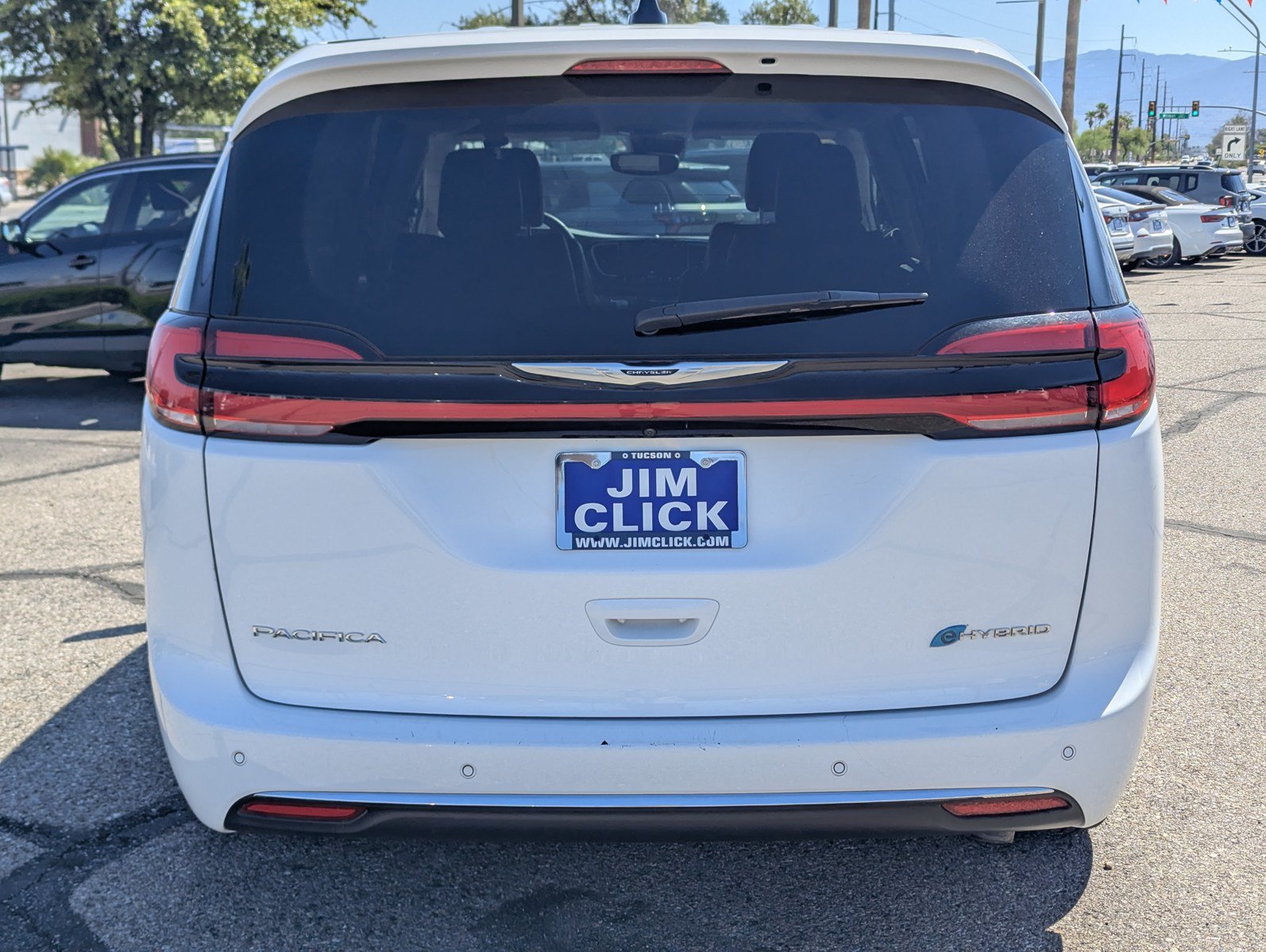 Used 2024 Chrysler Pacifica Limited FWD image 3