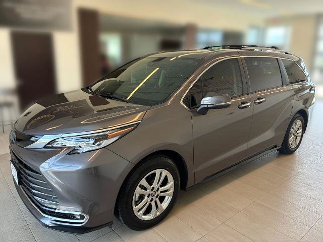 Used 2023 Toyota Sienna Platinum AWD/4WD image 4