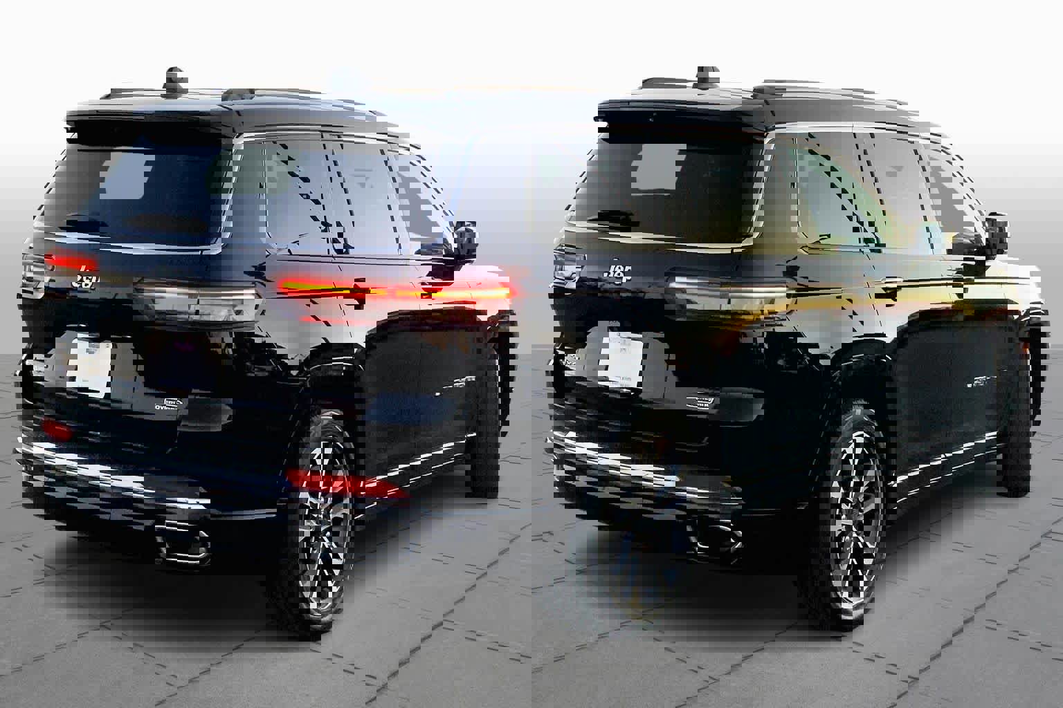 Used 2023 Jeep Grand Cherokee L Overland w/ Advanced Protech Group III image 3