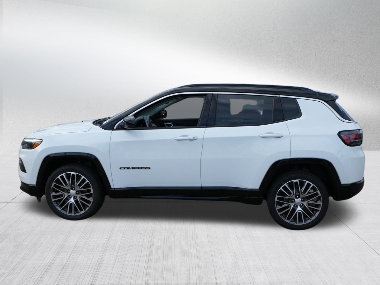 Used 2022 Jeep Compass Limited w/ Elite Group AWD/4WD image 4
