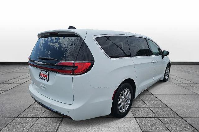 Used 2024 Chrysler Pacifica Touring-L FWD image 5
