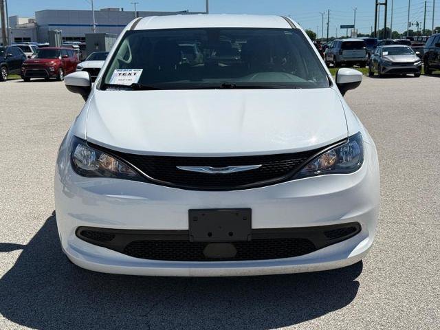 Used 2022 Chrysler Voyager LX FWD image 9