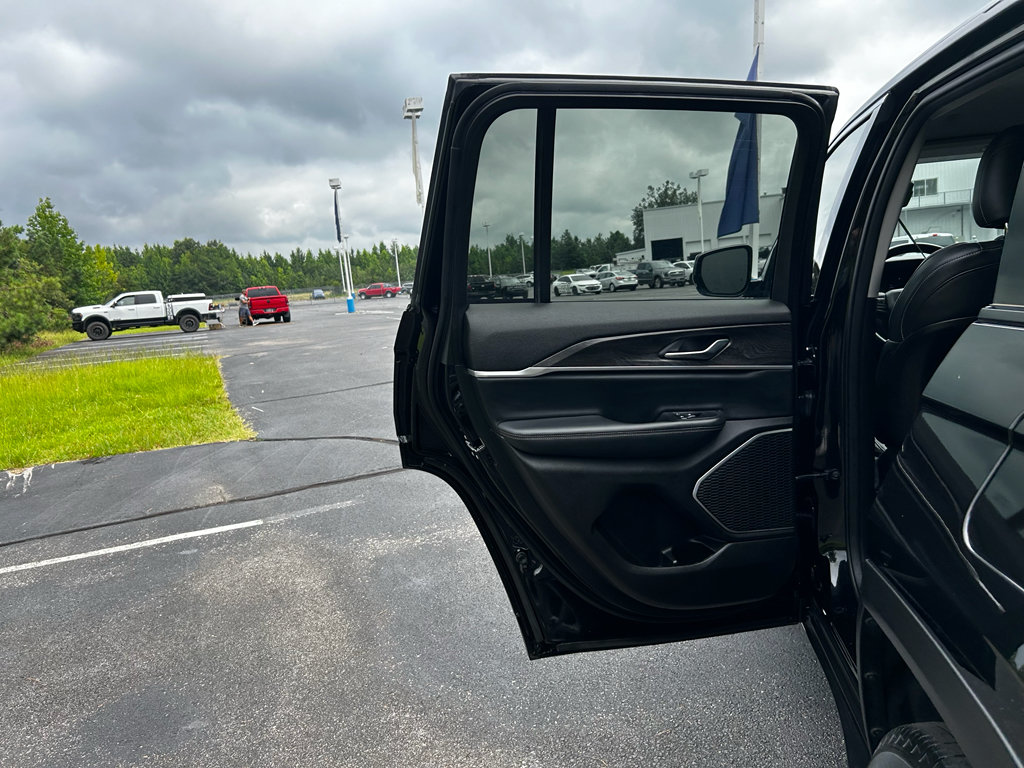 Used 2022 Jeep Grand Cherokee Limited AWD/4WD image 19
