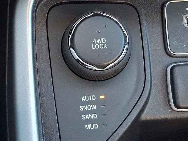 Used 2020 Jeep Compass Latitude w/ Cold Weather Group AWD/4WD image 25