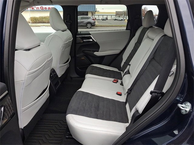 Used 2025 Mitsubishi Outlander SE image 10