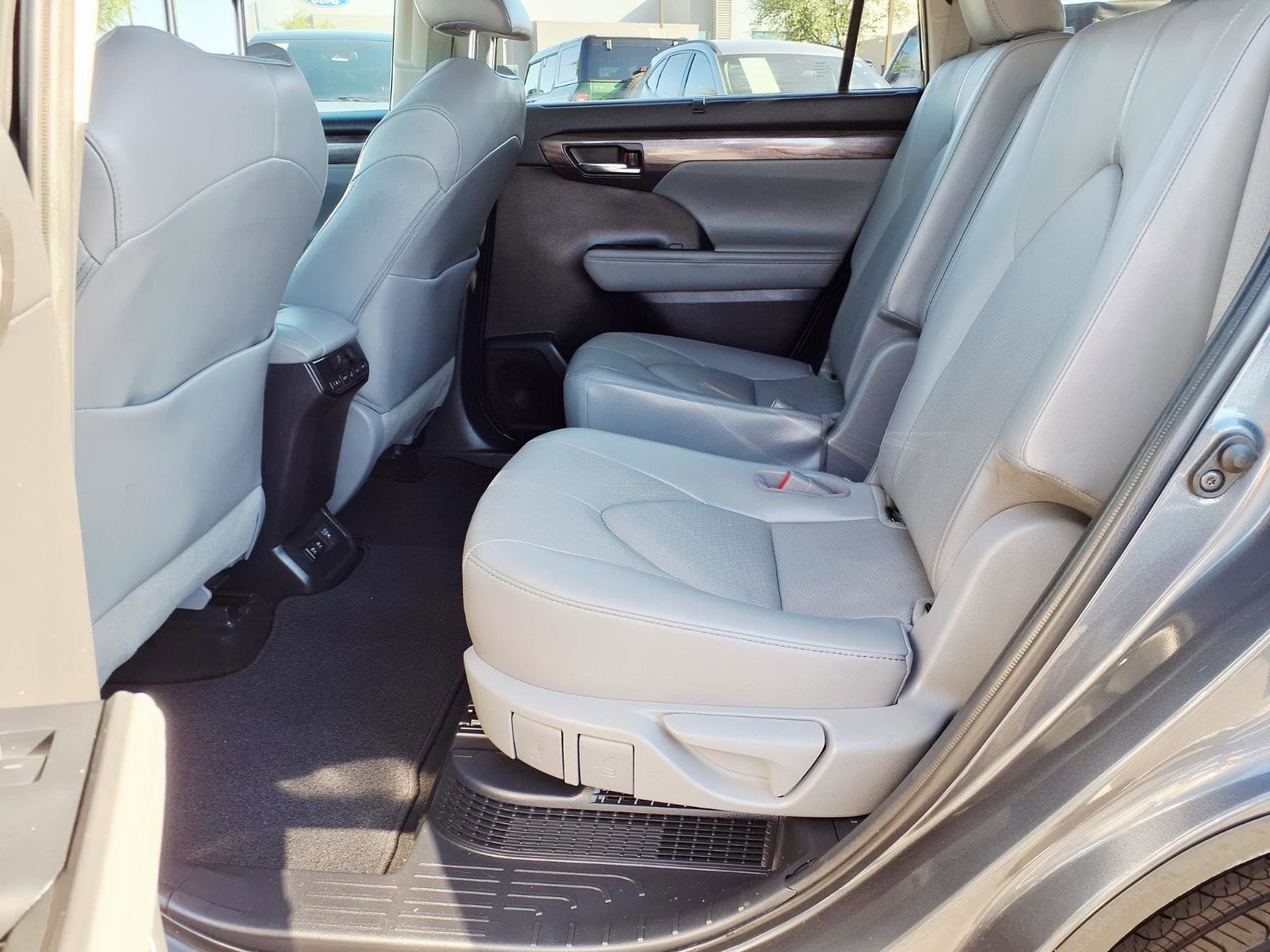 Used 2021 Toyota Highlander Limited image 18