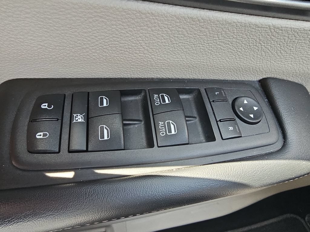 Used 2023 Chrysler Pacifica Touring-L FWD image 27
