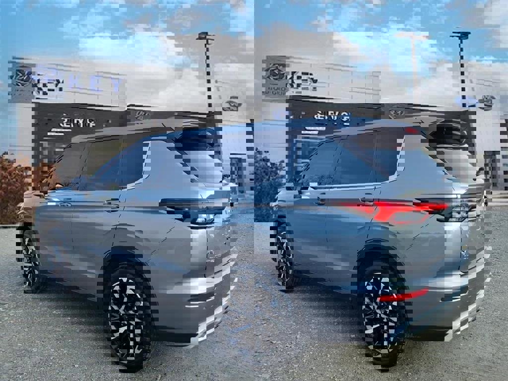 Used 2023 Mitsubishi Outlander SE image 5