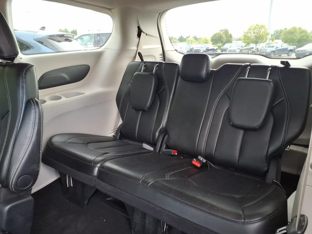 Used 2024 Chrysler Pacifica Touring-L FWD image 11