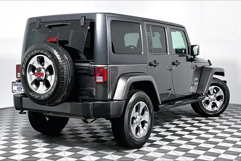 Used 2017 Jeep Wrangler Unlimited Sahara w/ Dual Top Group AWD/4WD image 12