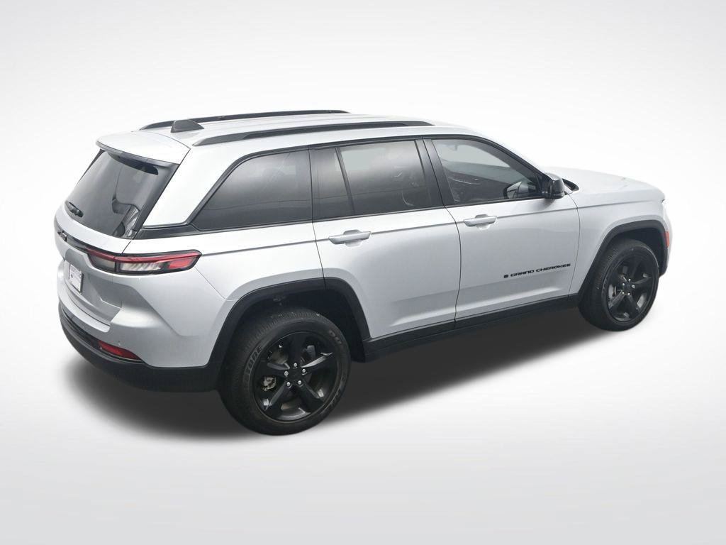 Used 2024 Jeep Grand Cherokee Altitude RWD image 36
