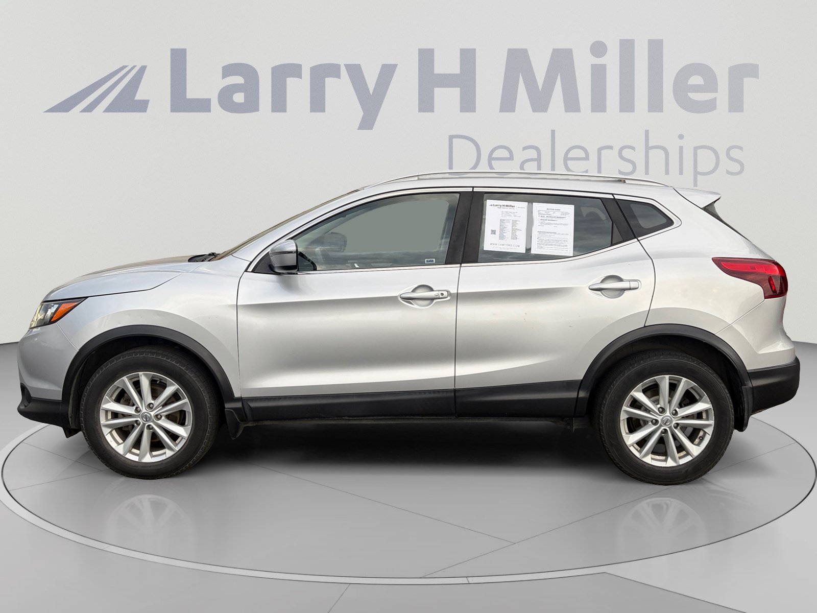Used 2017 Nissan Rogue Sport SV FWD image 2