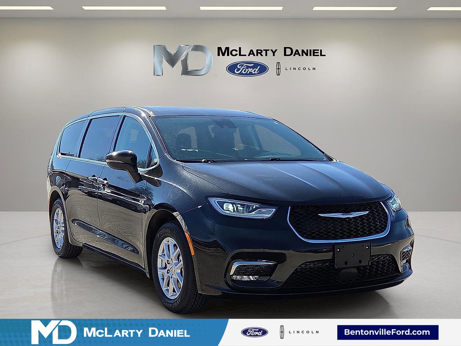 Used 2023 Chrysler Pacifica Touring-L