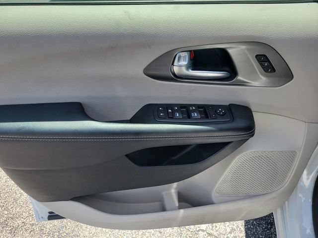 Used 2023 Chrysler Pacifica Touring-L FWD image 16