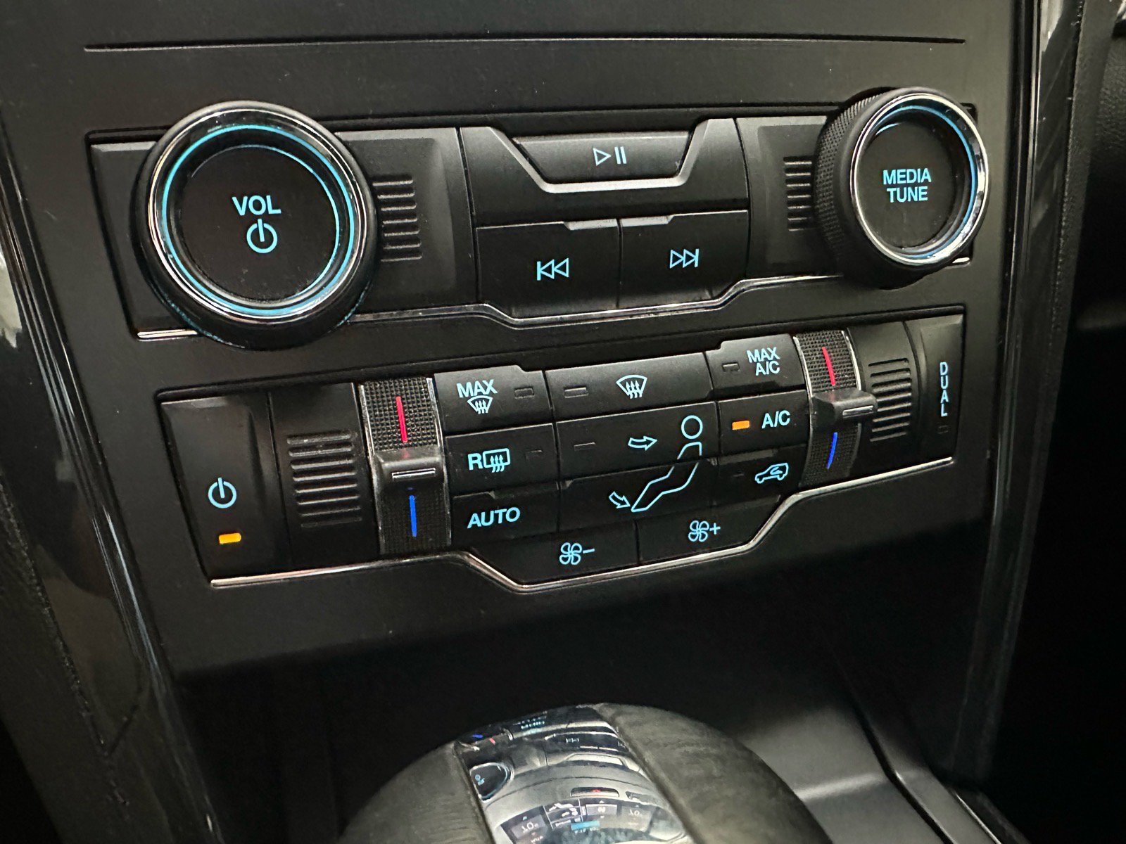 Certified 2019 Ford Explorer XLT w/ Equipment Group 201A FWD image 32