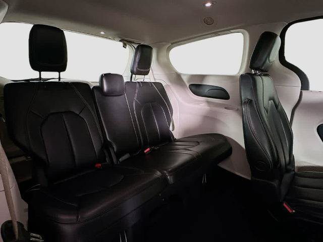 Used 2023 Chrysler Pacifica Touring-L FWD image 28
