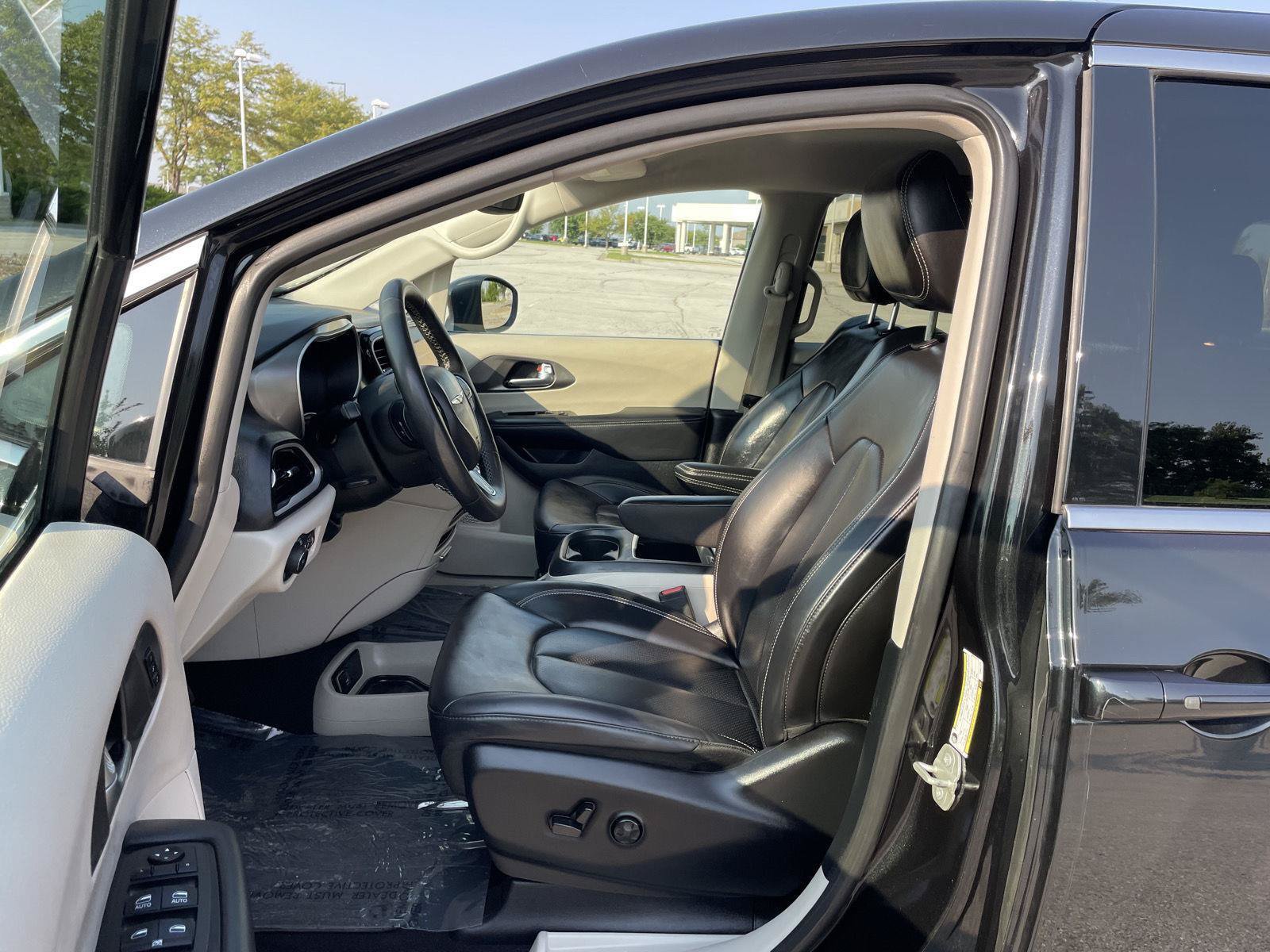 Used 2023 Chrysler Pacifica Touring-L FWD image 17