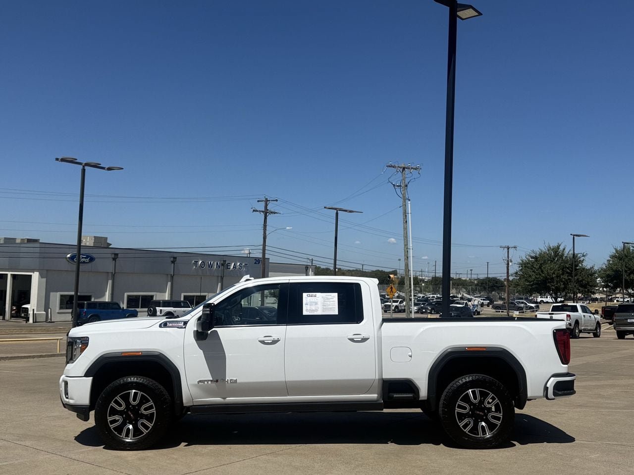 Used 2021 GMC Sierra 2500 AT4 w/ AT4 Premium Plus Package AWD/4WD image 3