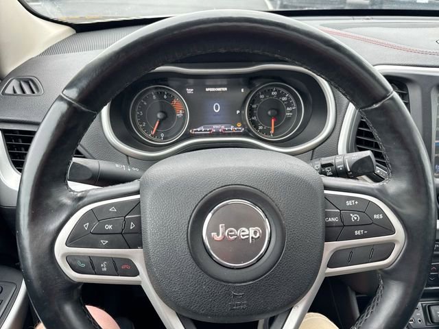 Used 2017 Jeep Cherokee Trailhawk AWD/4WD image 14