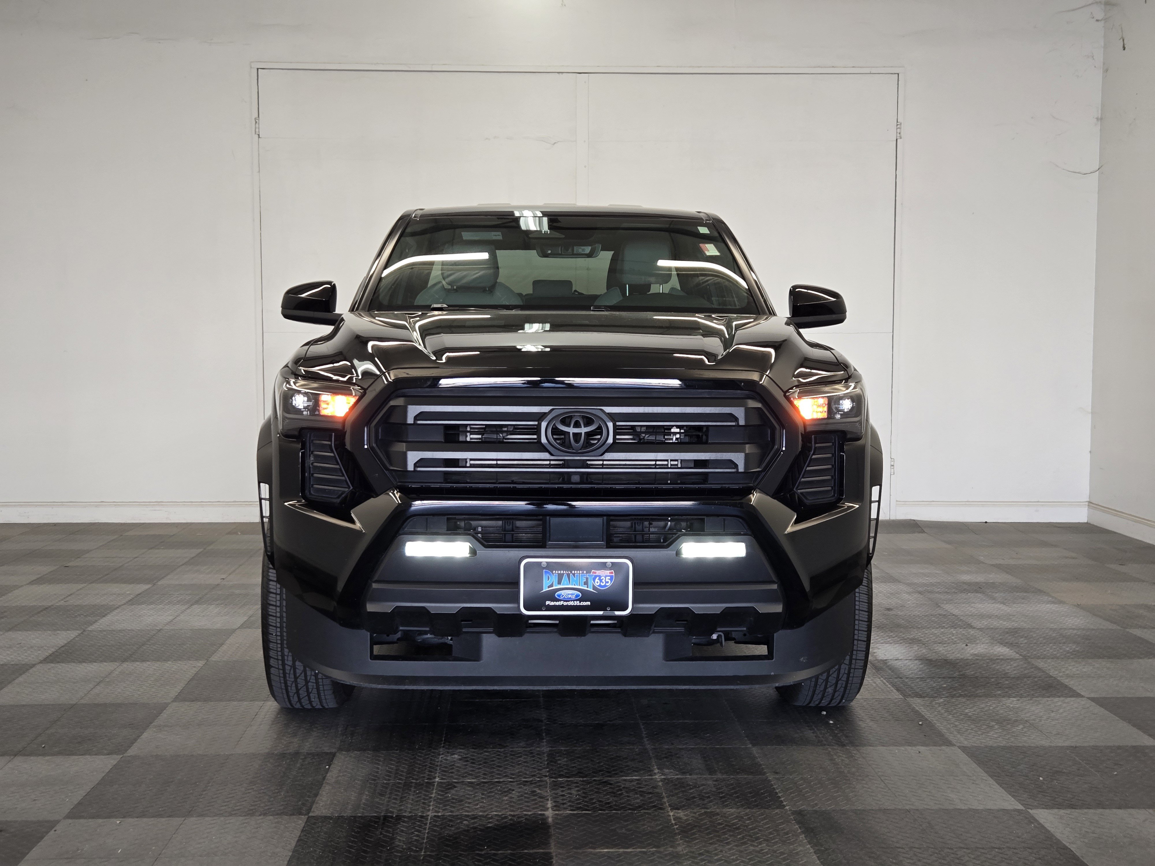Used 2025 Toyota Tacoma SR5 AWD/4WD image 3
