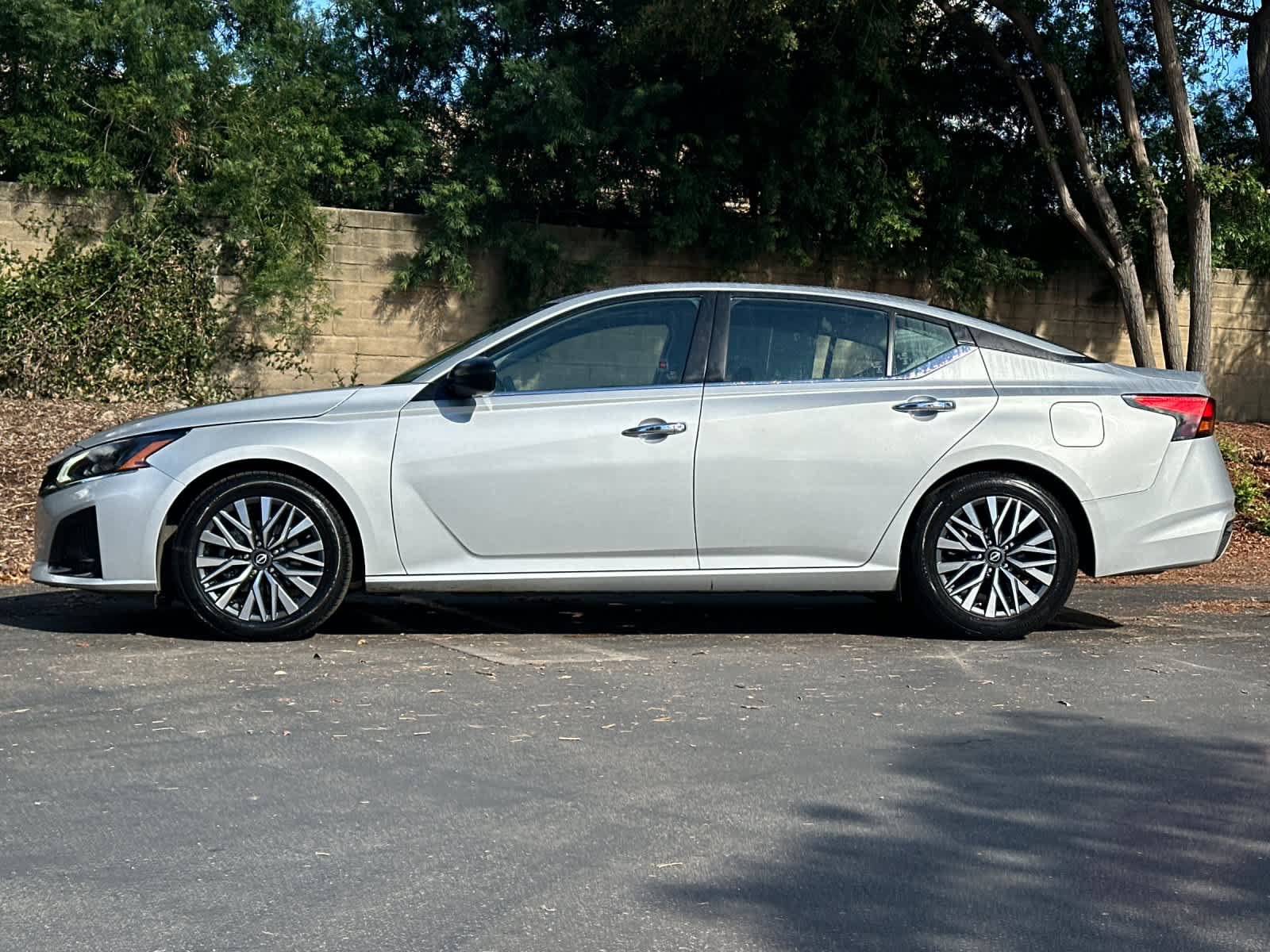 Used 2024 Nissan Altima 2.5 SV FWD image 5