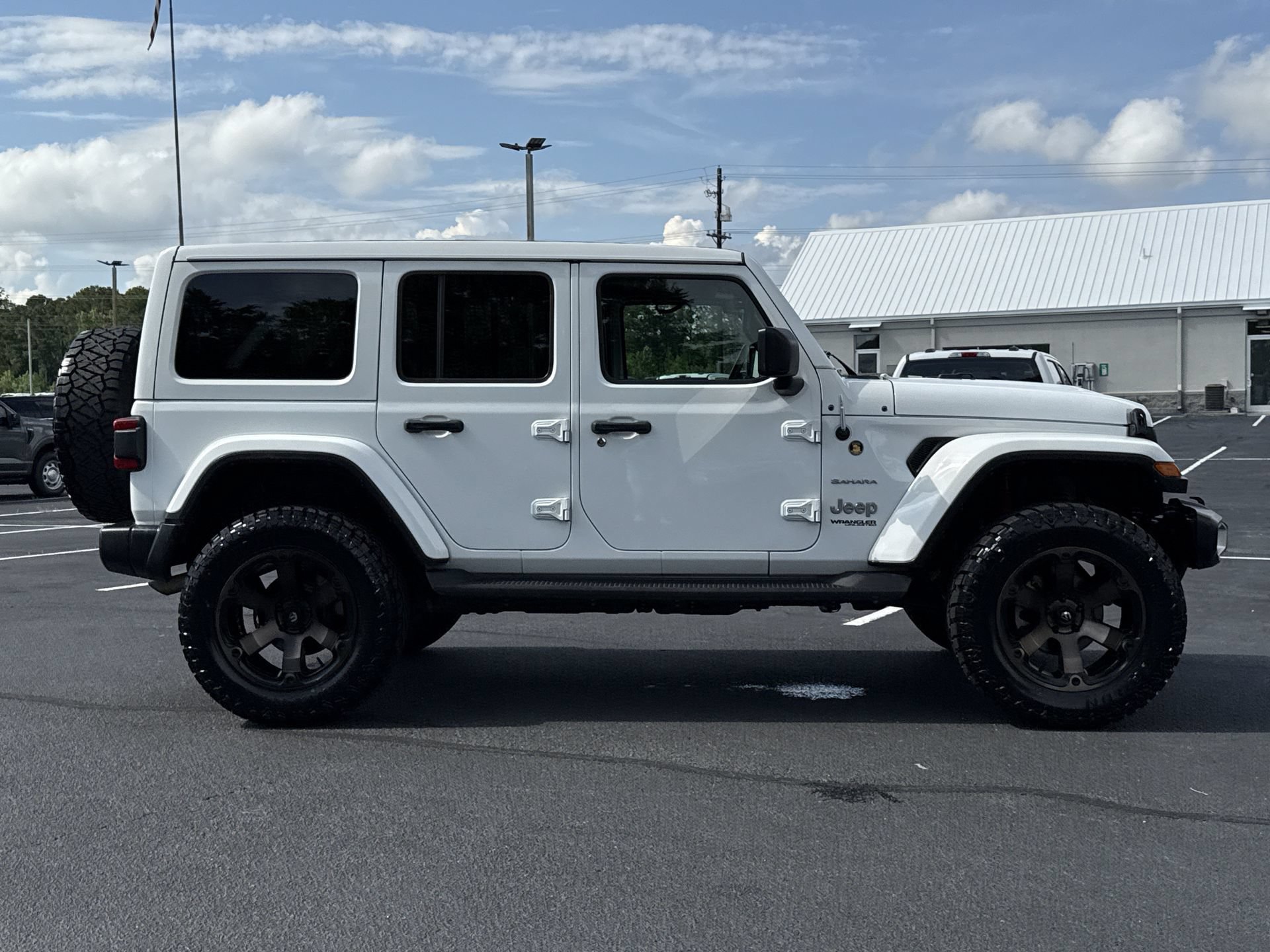 Used 2022 Jeep Wrangler Unlimited Sahara w/ LED Lighting Group AWD/4WD image 28