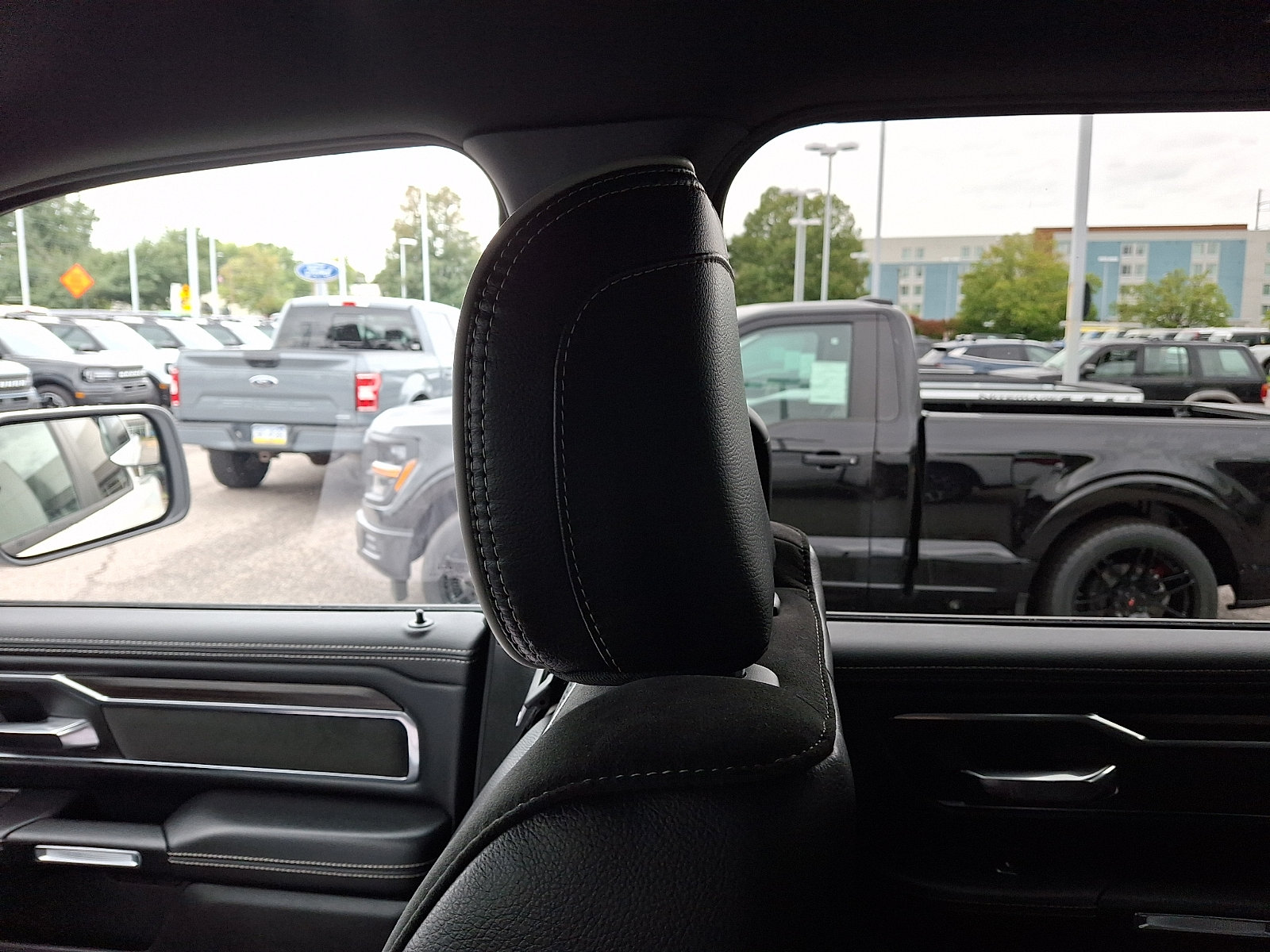 Used 2025 RAM 1500 Laramie AWD/4WD image 16