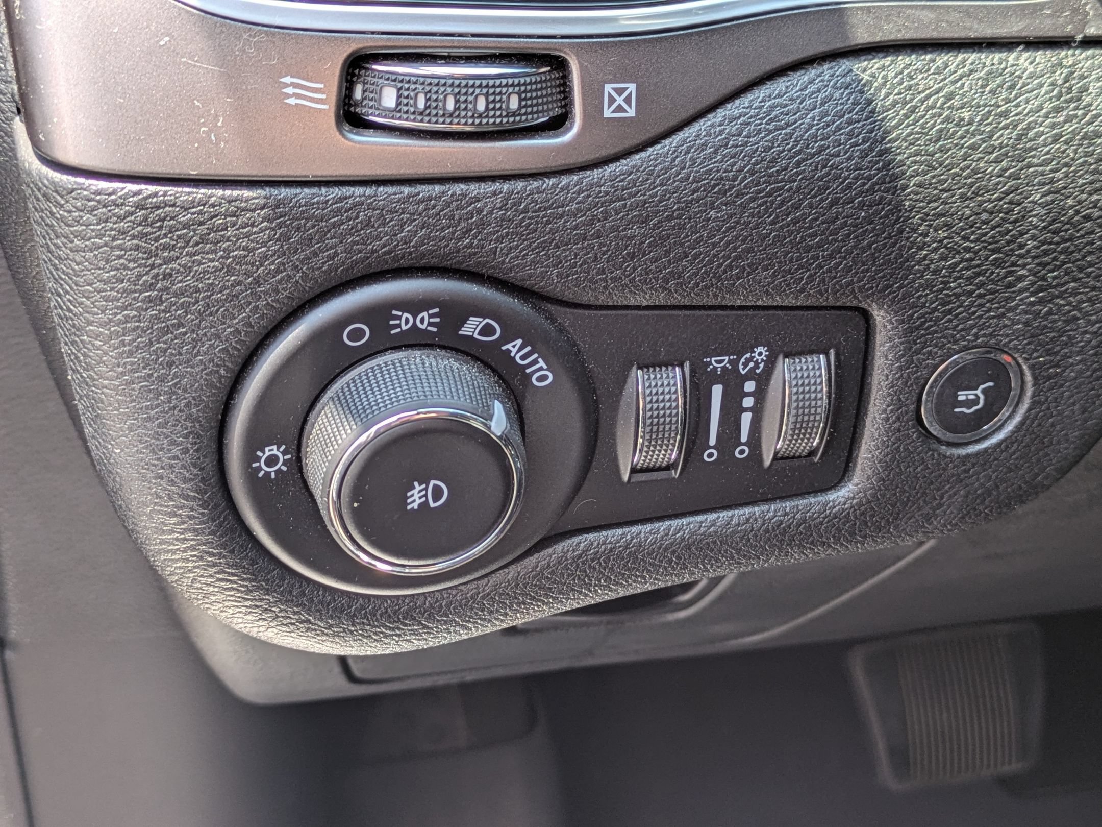 Used 2019 Jeep Cherokee Limited AWD/4WD image 15