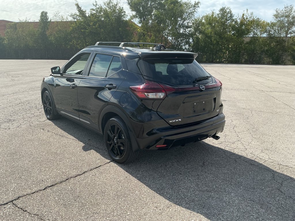 Used 2023 Nissan Kicks SR w/ SR Premium Package FWD image 3