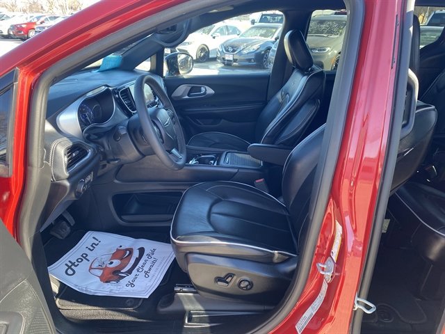 Used 2025 Chrysler Pacifica Limited image 23