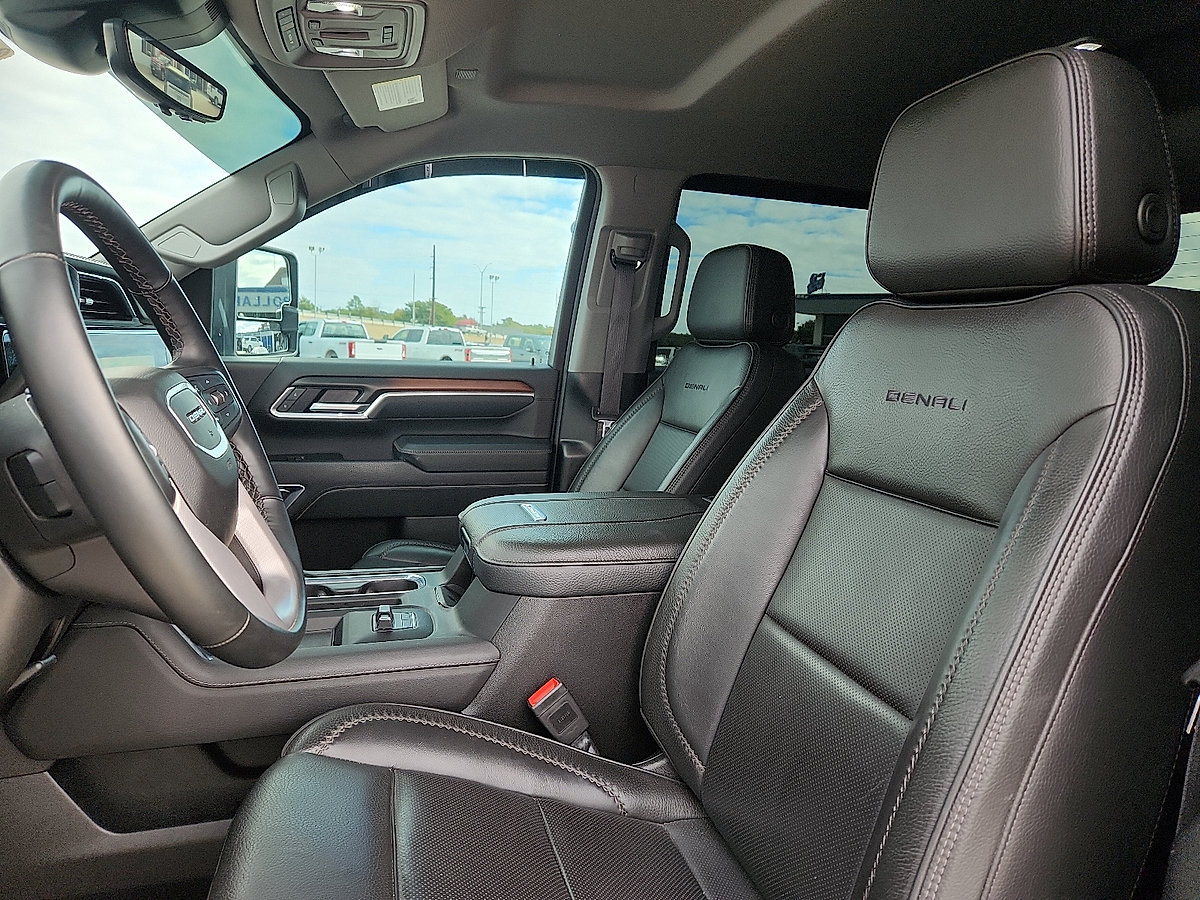 Used 2025 GMC Sierra 3500 Denali w/ Technology Package AWD/4WD image 8