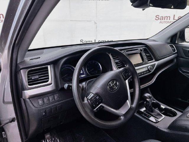 Used 2019 Toyota Highlander LE AWD/4WD image 9