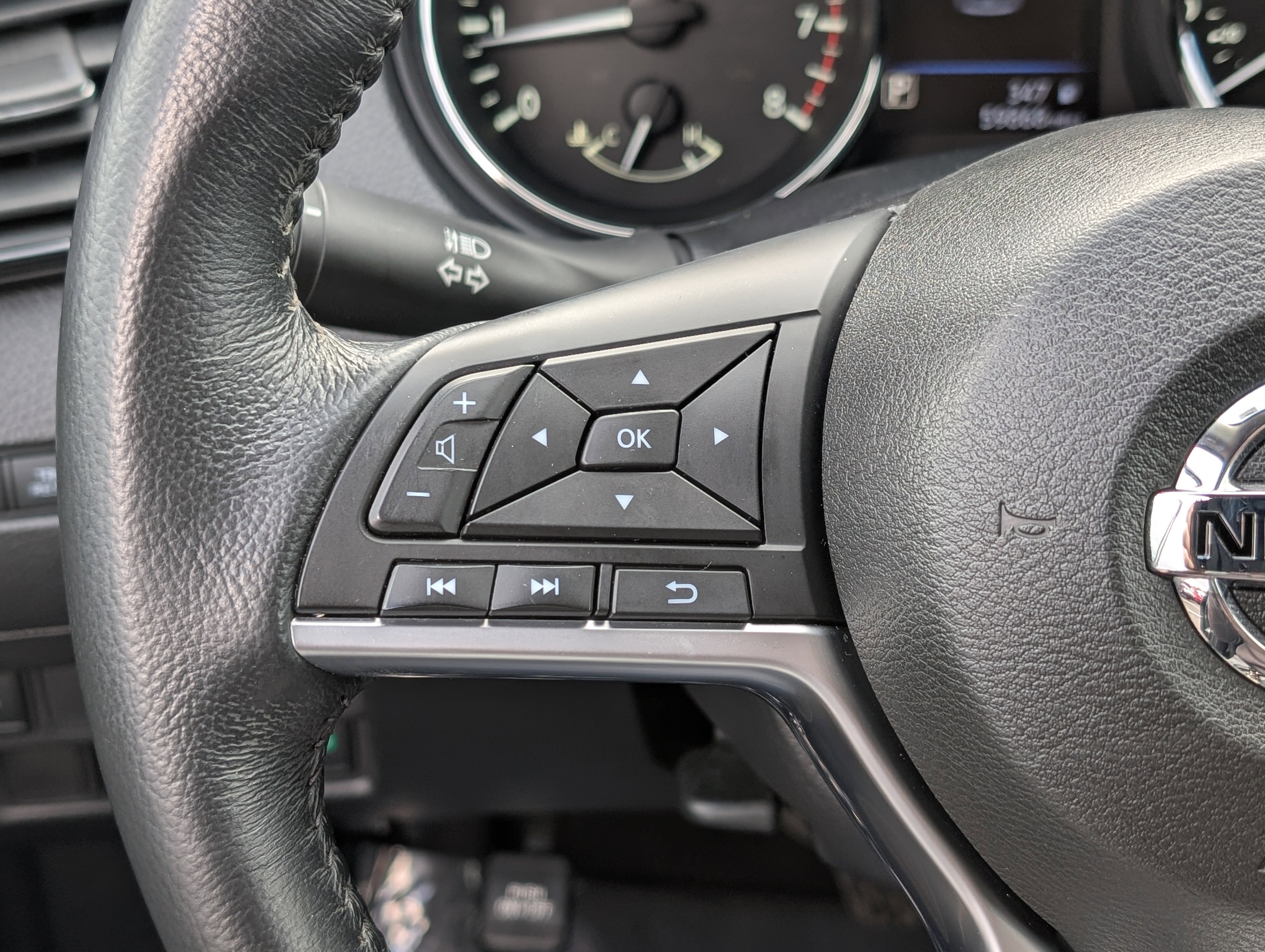 Used 2018 Nissan Rogue SV image 21