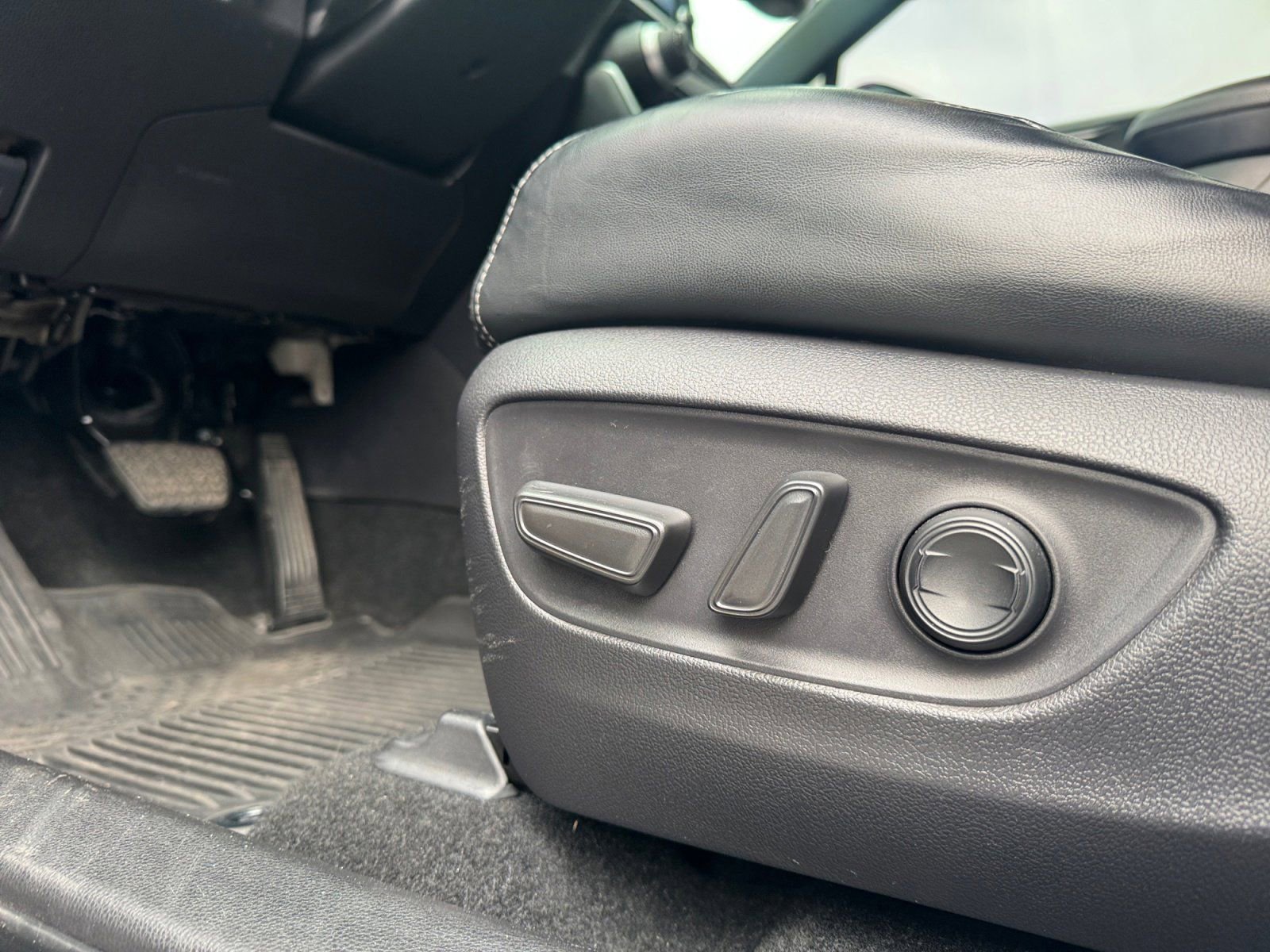 Used 2022 Toyota RAV4 SE image 19