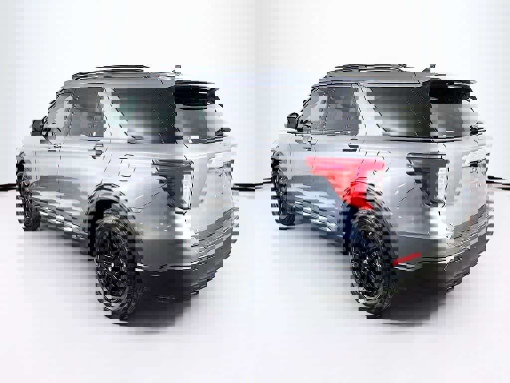 Certified 2024 Ford Explorer XLT image 4