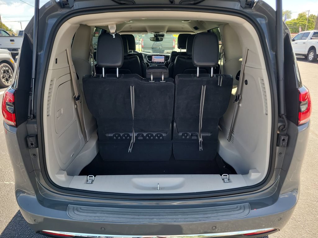 Used 2022 Chrysler Pacifica Touring-L w/ Uconnect Theater Family Group FWD image 8