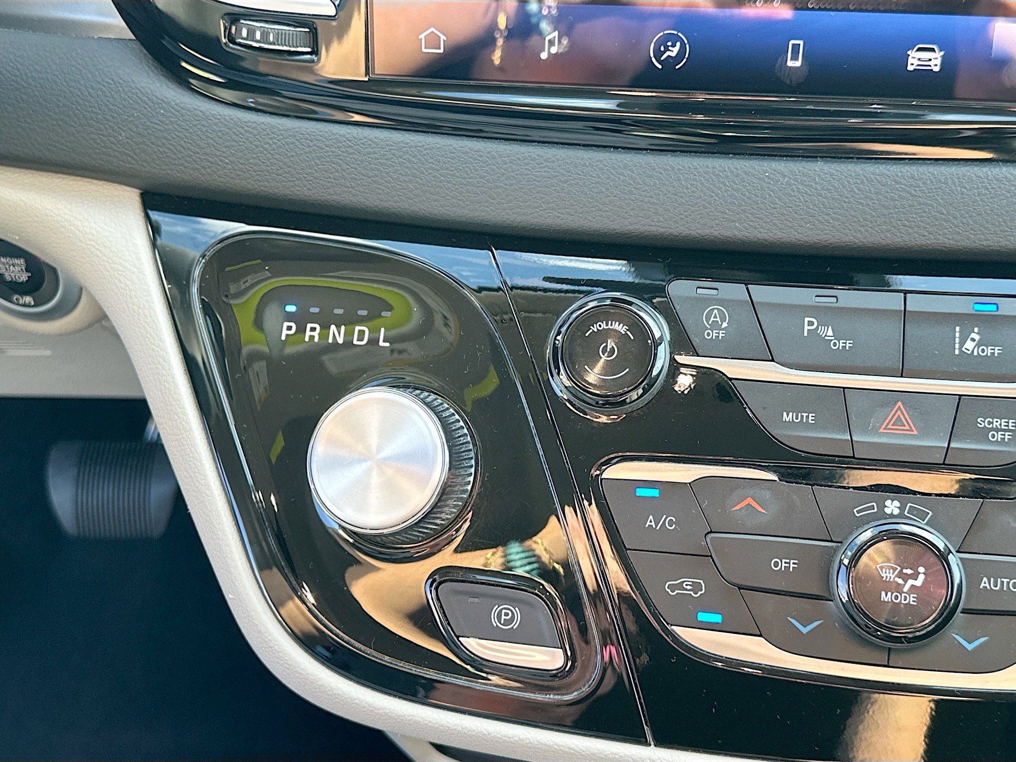 Used 2024 Chrysler Pacifica Touring-L image 16