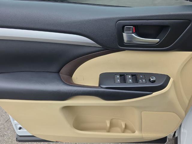 Used 2018 Toyota Highlander XLE w/ Carpet Mat Package (TMS) FWD image 17