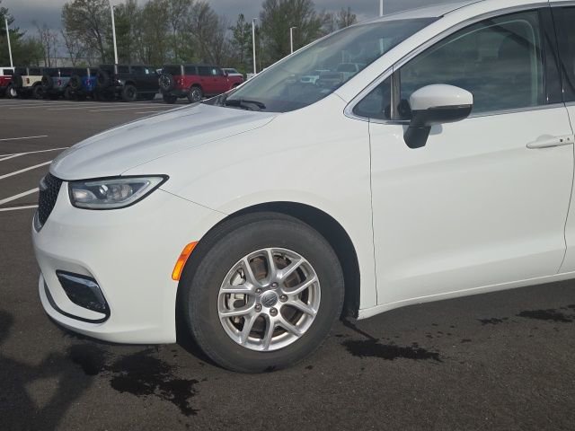 Used 2023 Chrysler Pacifica Touring-L FWD image 16