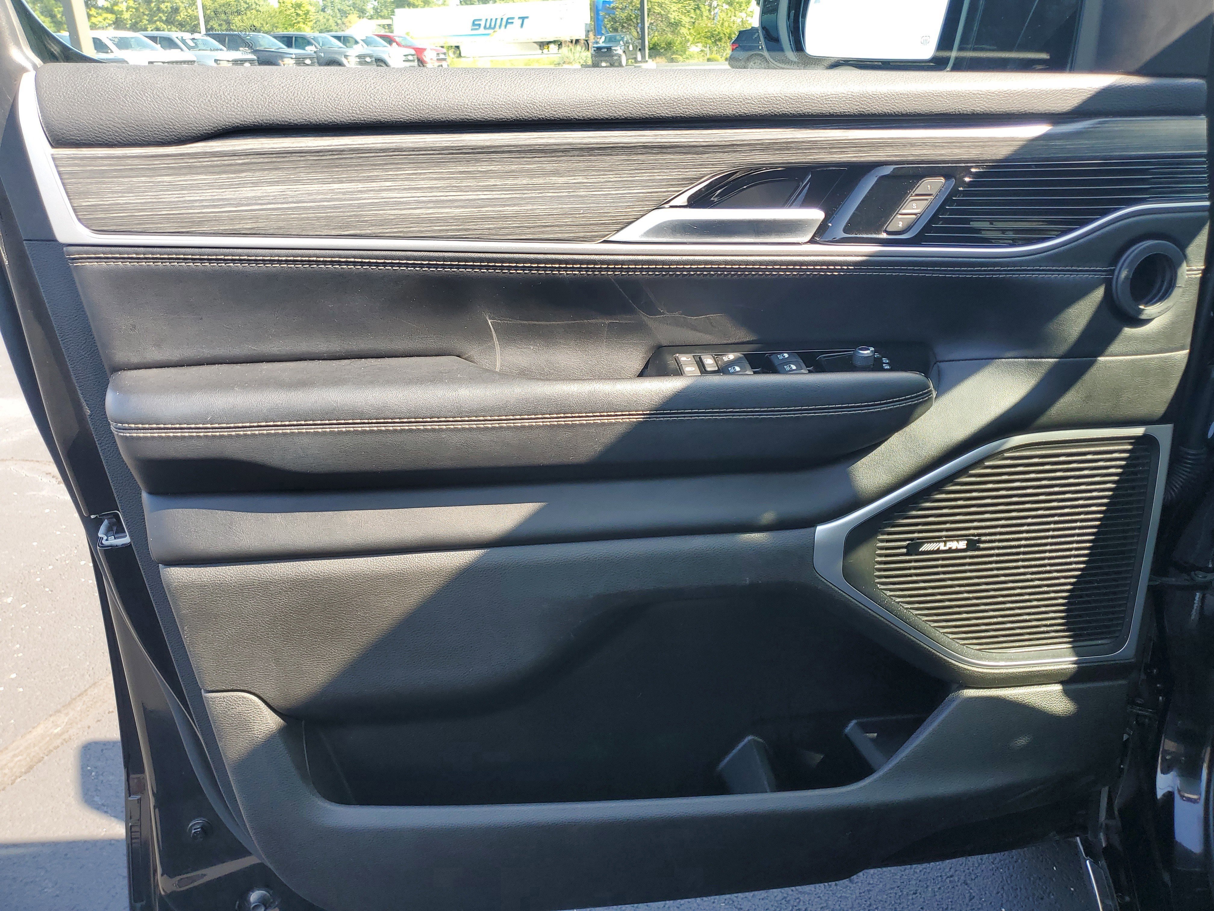 Used 2024 Jeep Wagoneer L Series II w/ Flexible Seating Group image 16