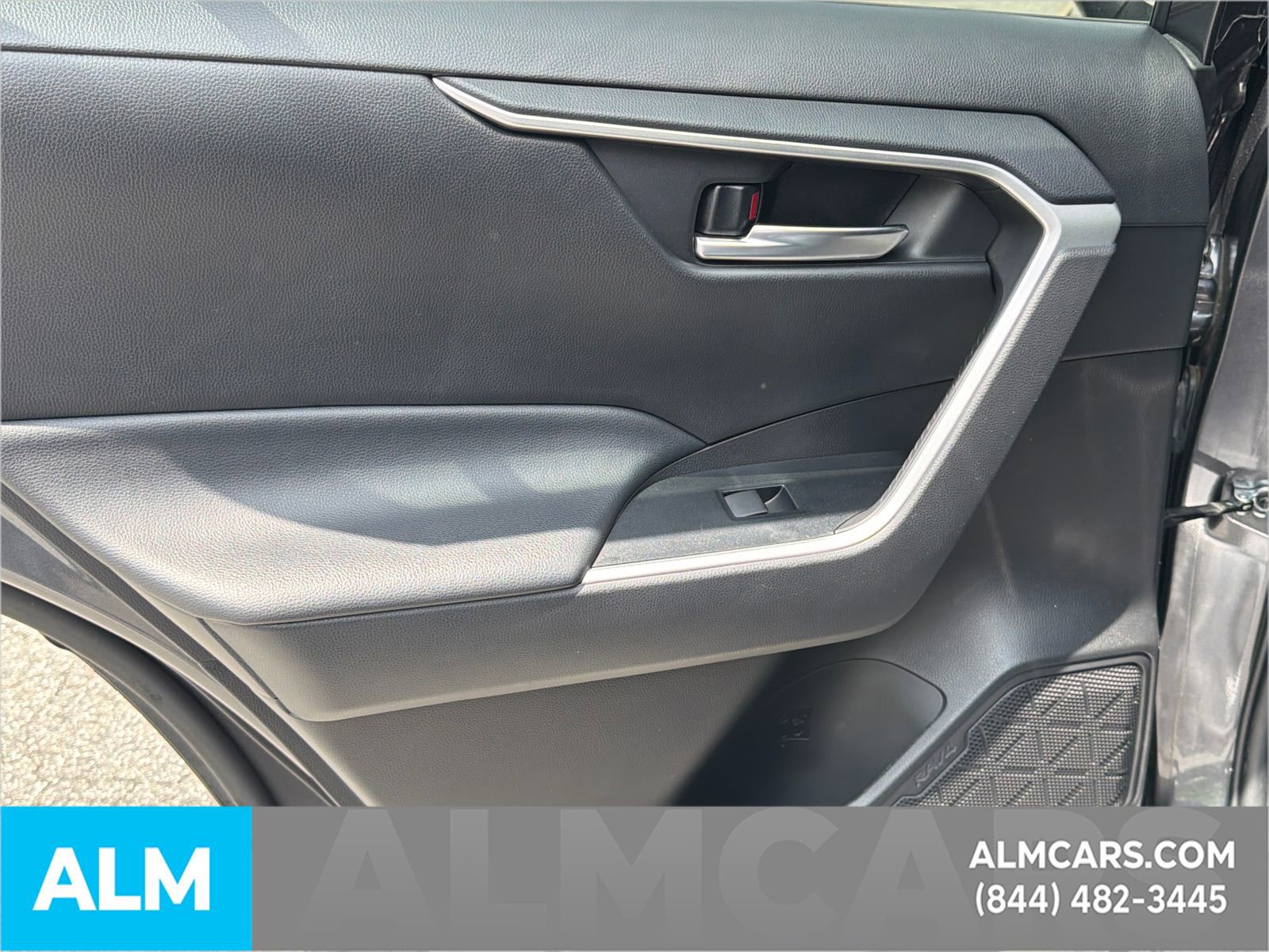 Used 2021 Toyota RAV4 XLE w/ Convenience Package FWD image 26