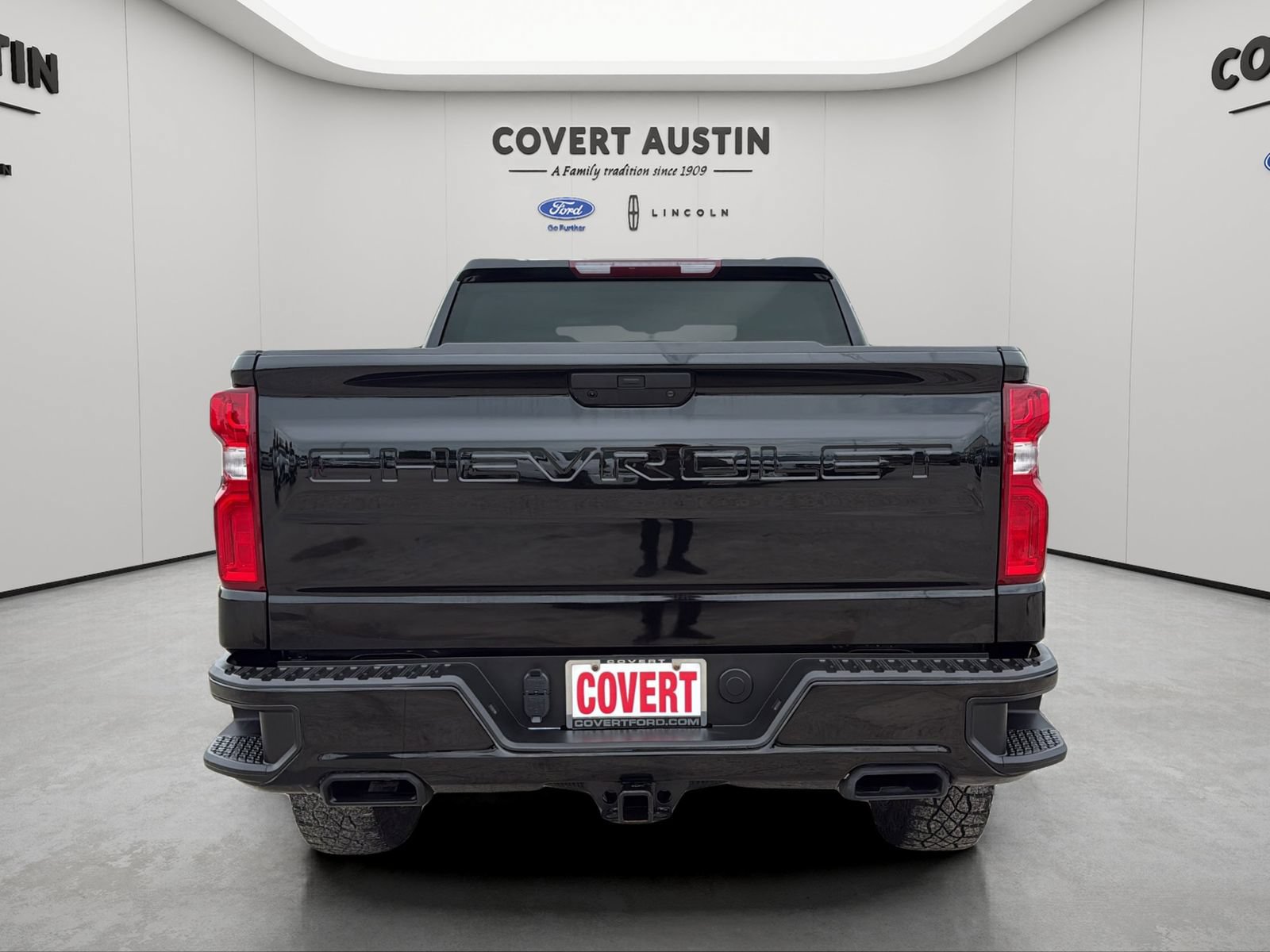 Used 2022 Chevrolet Silverado 1500 Custom Trail Boss w/ Midnight Edition AWD/4WD image 4